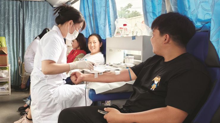 无偿献血传爱心 赞！