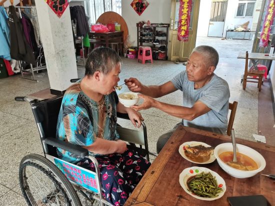 王忠庭给妻子喂饭