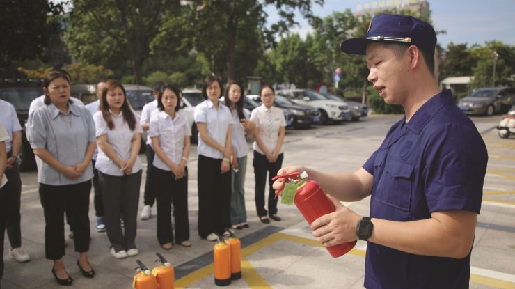 转业消防战士 义务进企宣传