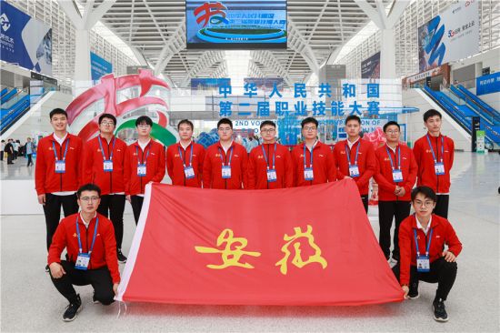 第二届全国技能大赛安徽代表团获奖选手。人民网记者 张俊摄