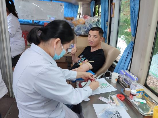 戴传璋现场献血