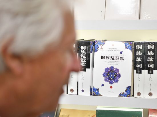 10月18日，一名参观者在德国法兰克福书展中国展区参观。