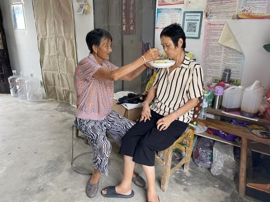 蒋凤芝（左）照顾儿媳刘云德（右）