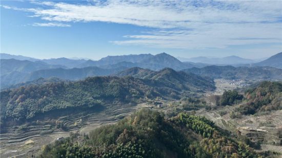 华川村周边风貌。人民网记者 陶涛摄