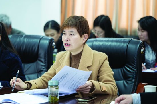 胡书玲委员在审议政协工作报告