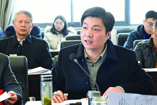 高乃付委员在审议政协工作报告