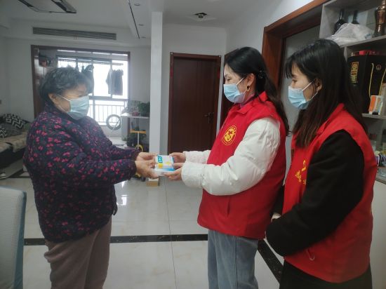 陈华燕（右二）带领的华燕志愿服务队为老年人送药