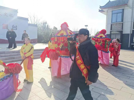 (王祖道开展“非遗”花灯踩街巡演活动)