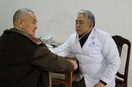 郑贤成为就诊的村民看病