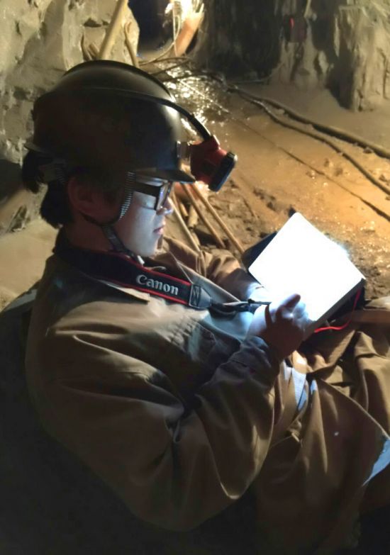 李邦军在矿井采访2