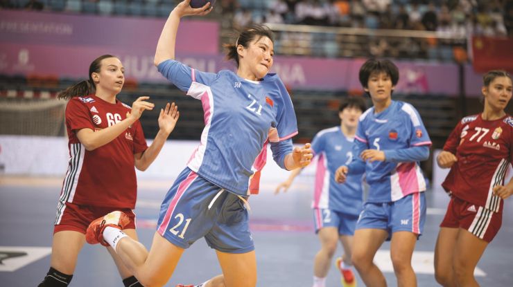 中国队球员在与匈牙利队比赛中奋起进攻