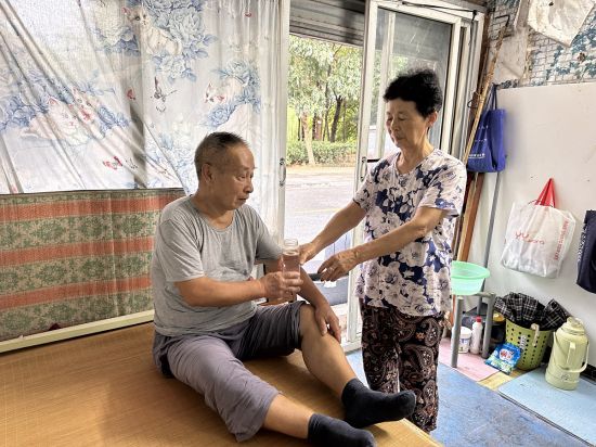 李士兰照顾丈夫喝水