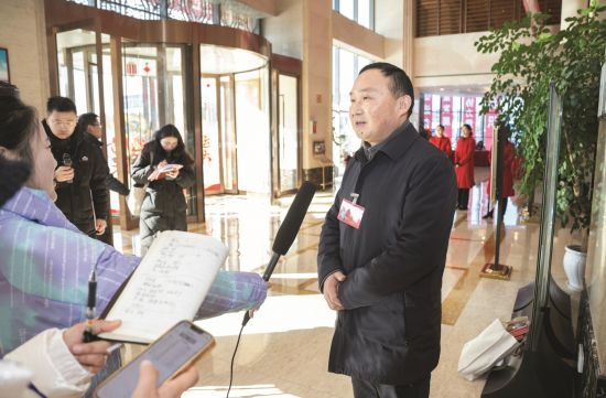 1月10日上午，记者采访出席市政协七届四次会议的委员。