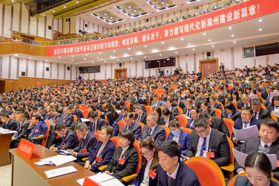 1月12日，市七届人大五次会议开幕会现场，代表们在聆听市人民政府市长胡春华所作的《政府工作报告》。全媒体记者计成军