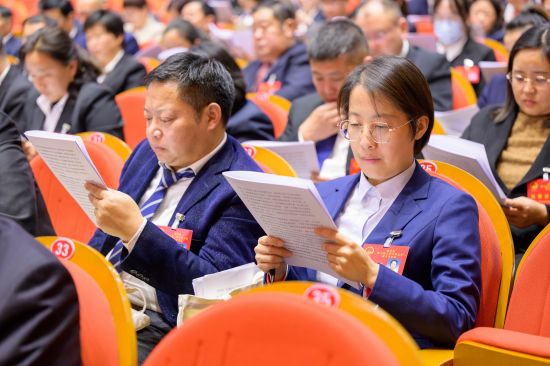 1月13日下午，滁州大剧院，出席市七届人大五次会议的人大代表在聆听由市人大主任王图强所作的《市人大常委会工作报告》。全媒体记者计成军 卢志永摄
