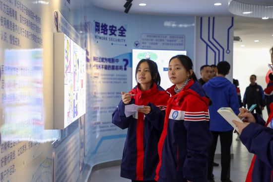 20日一版，网络文明年终特稿配图(4869933)-20260120091707