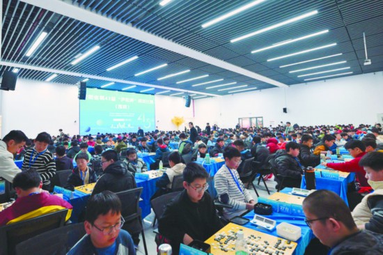 比赛现场，500名棋手同场竞技。