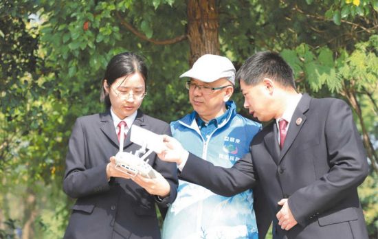 马鞍山市花山区人民检察院干警邀请&ldquo;益心为公&rdquo;志愿者、致公党党员王光春参与监督航拍取证。周杨 摄