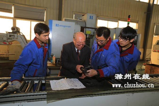 滁州在线-滁州要闻-滁州职业技术学院退休专家走进一线“手把手”培训劳动者