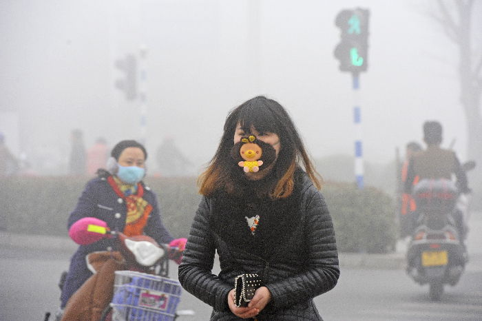 市民戴着口罩在雾霾中穿行