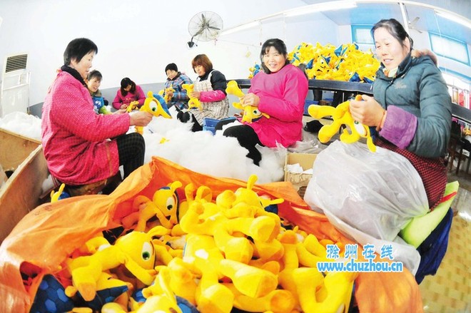 滁州在线—社会民生—工人赶制世界杯吉祥物