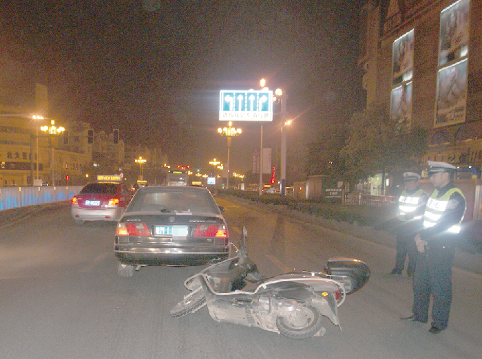 醉骑摩托撞轿车
