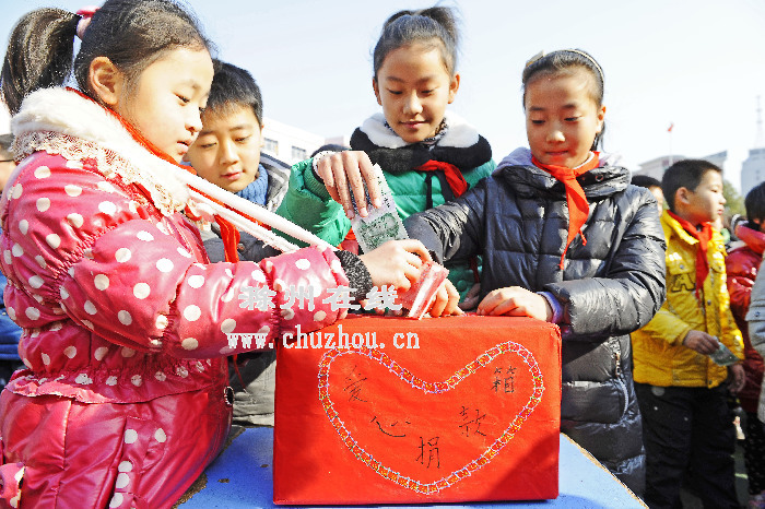 解放小学的学生们正在捐款