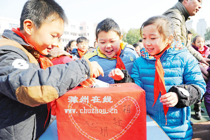 紫薇小学学生正在捐款
