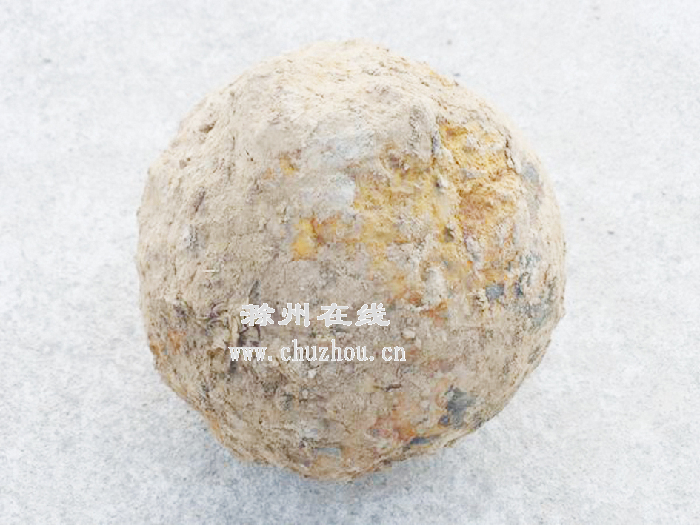 工人挖河道，刨出一颗大地雷