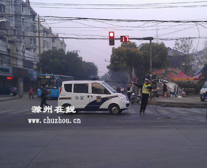 滁州在线-社会民生-交警“举手之劳”，盛满正能量