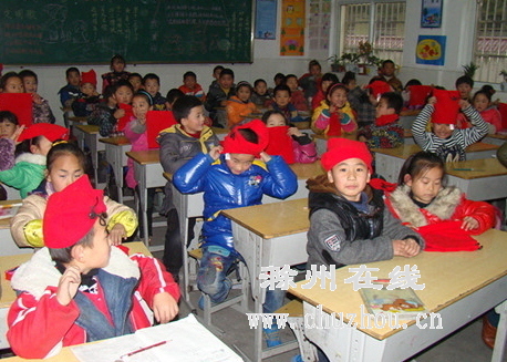 滁州在线-社会民生-“爱心围脖”温暖孩子心