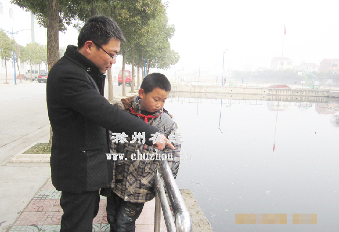 来安好老师跳入冰冷池塘勇救学生