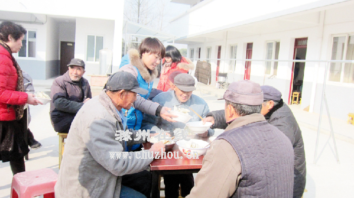 50名爱心网友敬老院里送温暖
