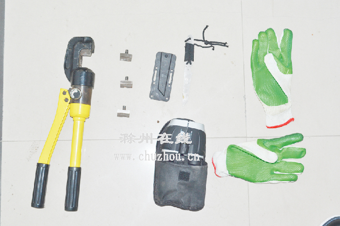 警方缴获的作案工具。程玉德摄