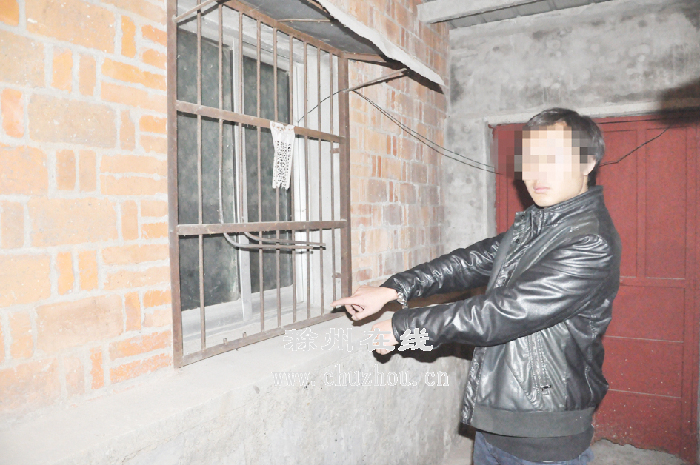 嫌疑人指认作案现场。程玉德摄