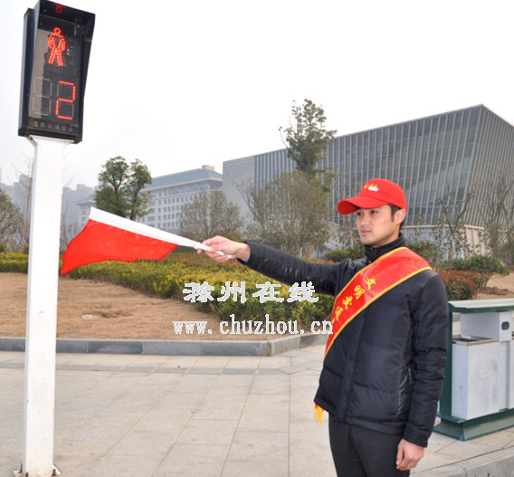 钱吉伟在进行文明劝导。