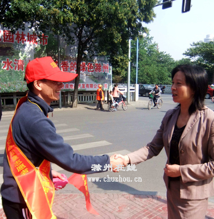 苏勇（右）与志愿者交流。
