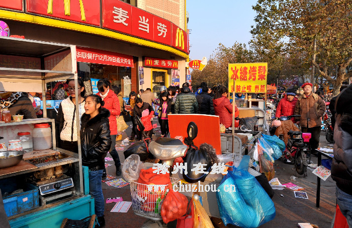 图为乱摆放的各类摊点。