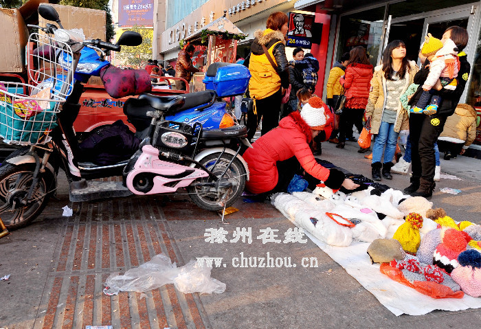 图为被挤占了的人行盲道。