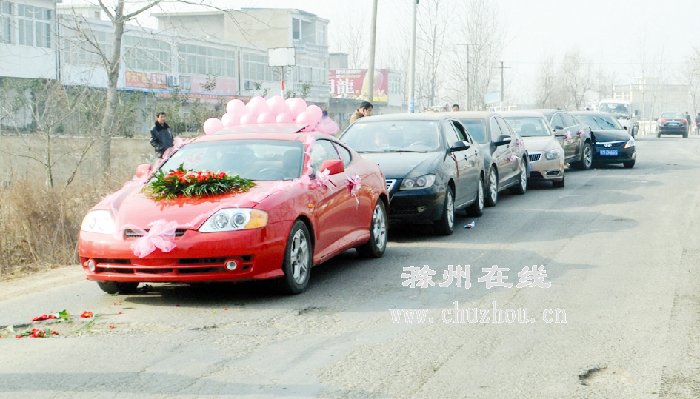 滁州：新娘还未接进门， 四辆婚车先“亲热”