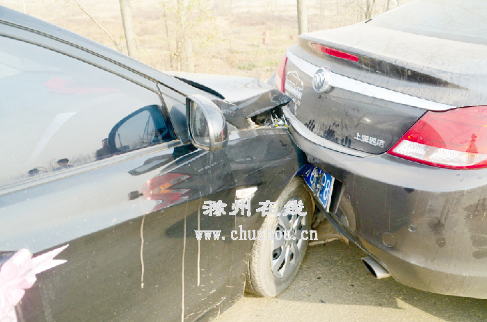 滁州：新娘还未接进门， 四辆婚车先“亲热”