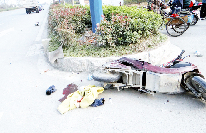 滁州女子骑电动车闯黄灯被撞重伤