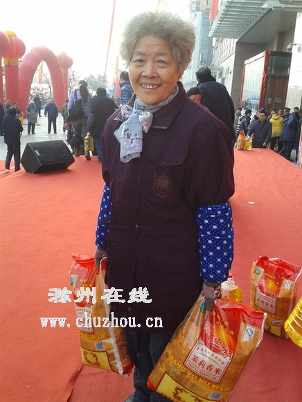 滁州在线-社会民生-滁州琅琊区400位困难群众领米油