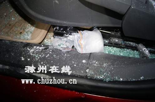 滁州在线-社会民生-毒贩被堵车内欲吞下毒品 