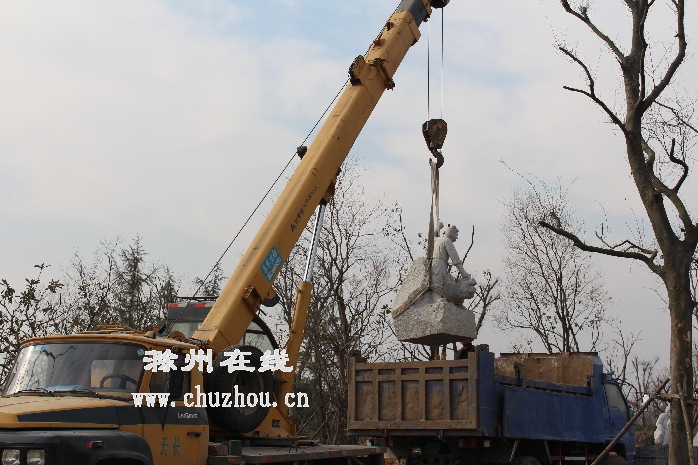 滁州在线-社会民生-雕塑群吊装结束