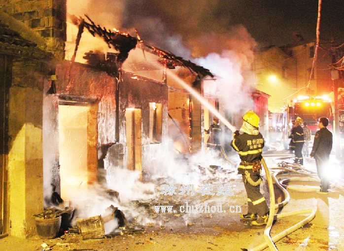 滁州在线-社会民生-凌晨突发火灾 多所古屋被烧