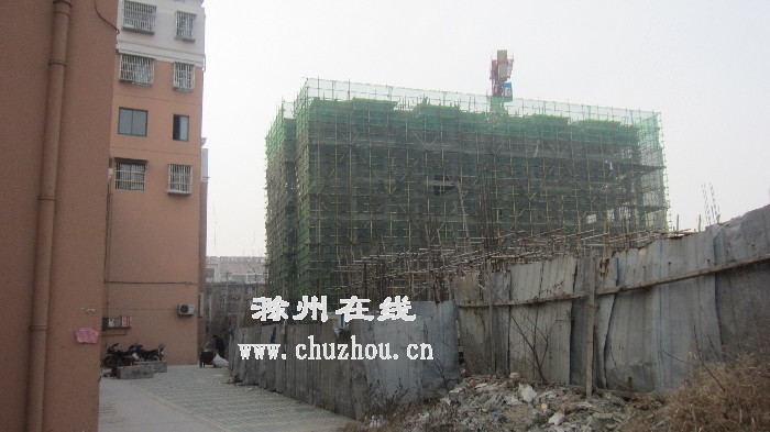 废旧厂区内有人违规盖楼房