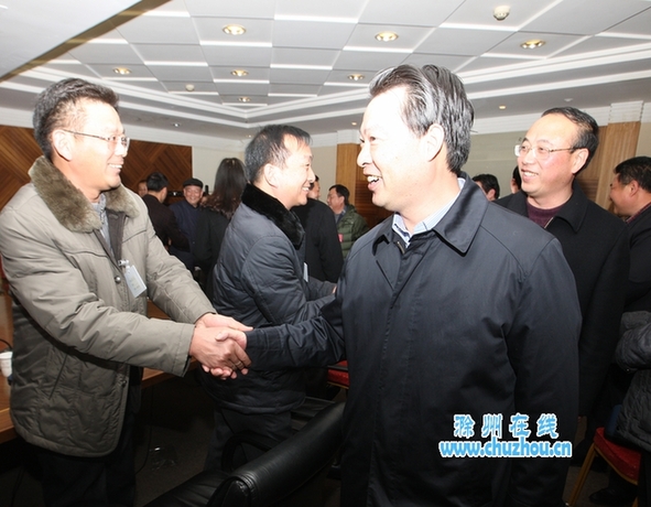 滁州在线—滁州要闻—市领导到驻地看望出席市政协五届二次会议的委员。