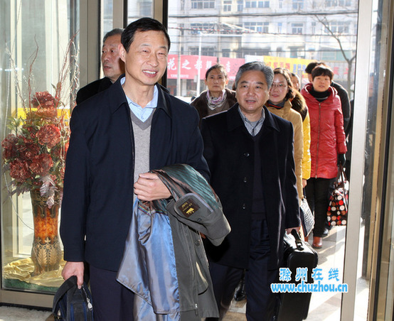 参加市政协五届二次会议的委员抵滁。