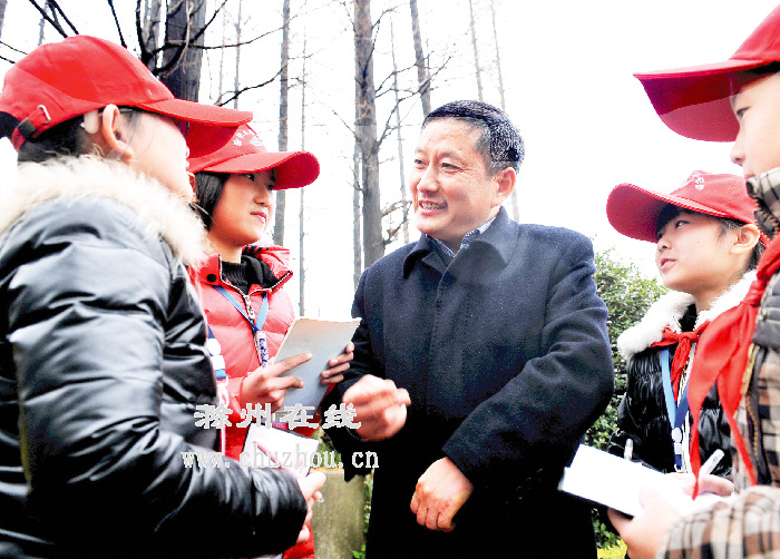 小记者“履职”采访“两会”